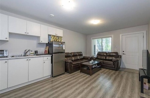 New Westminster House | Spacious 2BR Suite w/Yard – Walk to SkyTrain, Easy Downtown Access