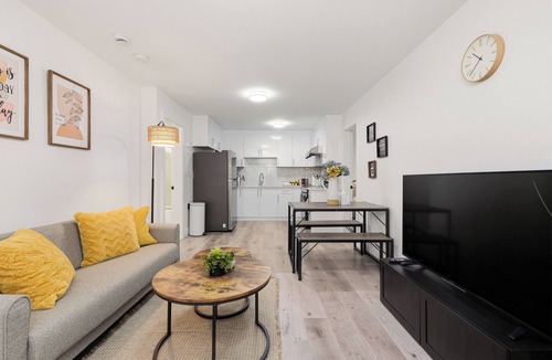 Guildford House | Spacious 2BR Suite Minutes to Guildford & Hwy 1