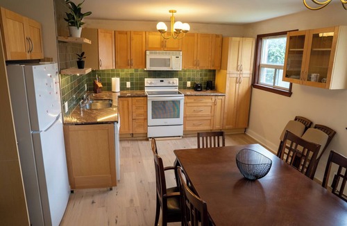 Davenport Apartment | Spacious 3 Bed/2 Bath Near Transit - Toronto's Coolest Neighbourhood!