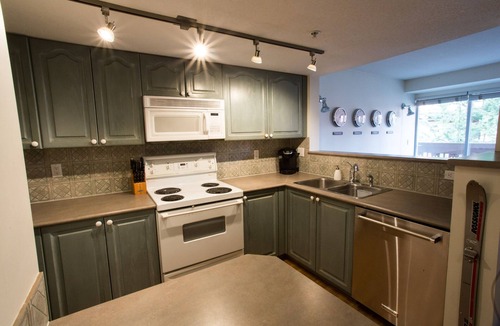 Village North House | Spacious 3 Bedroom Townhouse in Prime Village Location w. Private Hot Tub