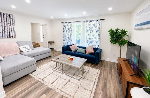 Waterloo House | Spacious 3BR Entire Home in Waterloo, Pvt Fenced Backyard, Office Space, Family & Pets Friendly