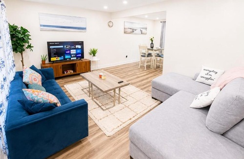 Waterloo House | Spacious 3BR Entire Home in Waterloo, Pvt Fenced Backyard, Office Space, Family & Pets Friendly