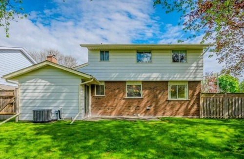 Waterloo House | Spacious 3BR Home in Waterloo,Free Parking,Private Backyard,Family&Pets Friendly