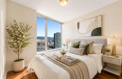 Crosstown Apartment | Spacious 3BR in Crosstown Steps to Gastown Chinatown and Seawall