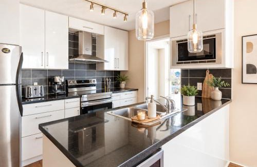 Crosstown Apartment | Spacious 3BR in Crosstown Steps to Gastown Chinatown and Seawall