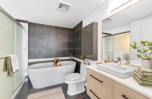 Crosstown Apartment | Spacious 3BR in Crosstown Steps to Gastown Chinatown and Seawall