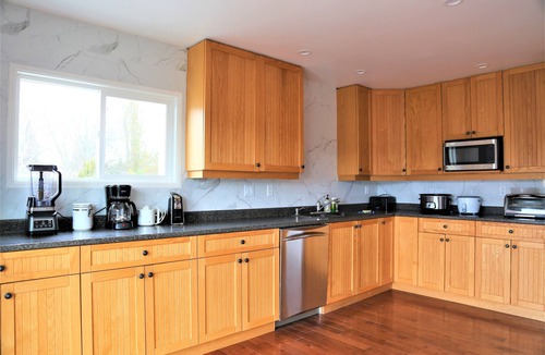 Colwood House | Spacious 4-Bedroom Home near Lagoon, Beach & Hatley Castle