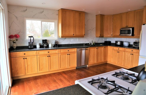 Colwood House | Spacious 4-Bedroom Home near Lagoon, Beach & Hatley Castle