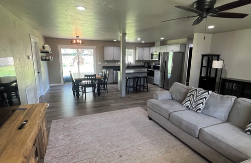 Grants Pass House | Spacious 4 bedroom 2 bath house across from the Rogue River with big fenced yard