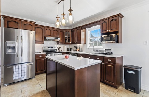Dieppe House | Spacious 4BR Home Sleeps 10 I Game Room + Sunroom+ Veranda