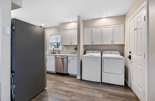 Bangor House | Spacious 4BR| Near Airport | Covered Patio