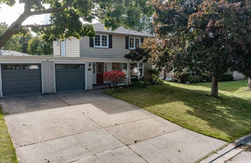 Brampton House | Spacious 5 bedroom home with pool and all-year hot tub. 17 Minutes from YYZ.
