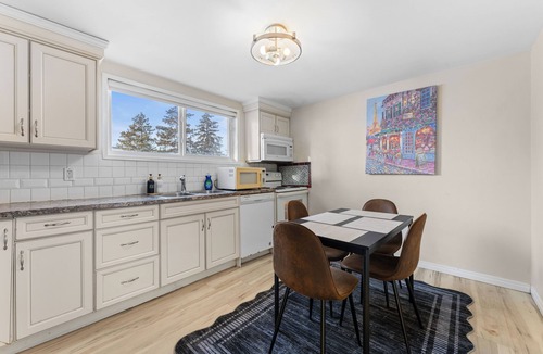 Rosslyn House | spacious 5BR Family Home -Game Room