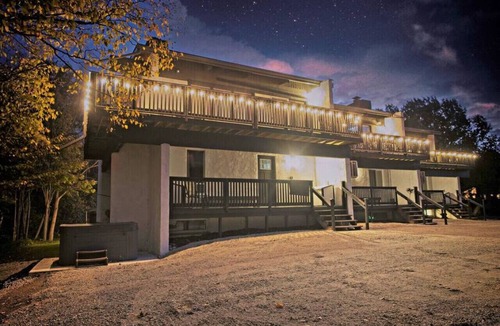 The Blue Mountains Ski Chalet | Spacious 6 Bedroom Chalet/Hot-Tub Blue Mountains