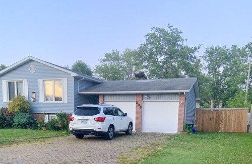 Fort Erie House | Spacious and Cozy Home w/4 Bedrooms/2 Bathrooms, Sleeps 8+