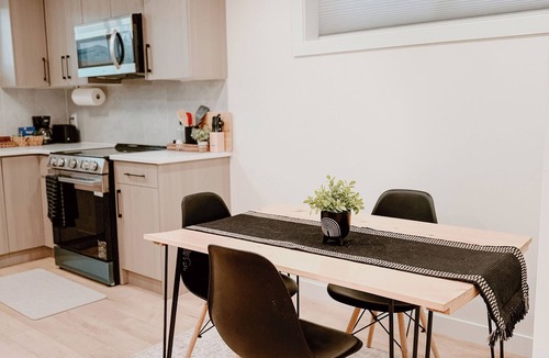 Regina House | Spacious Brand New Suite with Cozy Modern Comfort