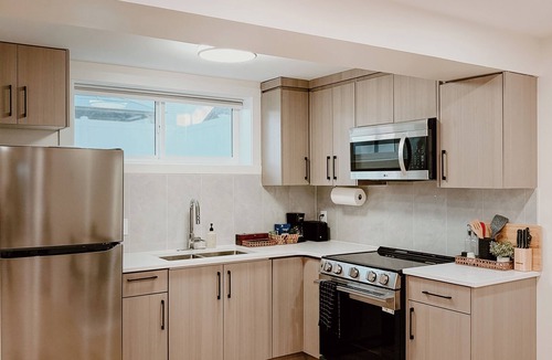 Regina House | Spacious Brand New Suite with Cozy Modern Comfort