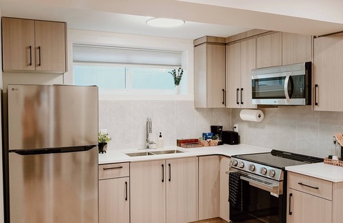 Regina House | Spacious Brand New Suite with Cozy Modern Comfort
