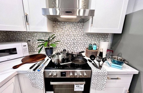 Newmarket Apartment | Spacious Bright 2BR Free Parking Prime Location Newly Built, Natural light
