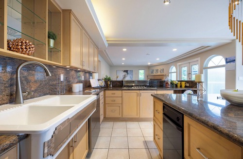 Burnaby House | Spacious Burnaby 4BR | 3 King Beds | Near SFU