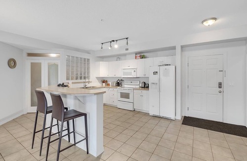North End Condo | Spacious condo with Lakeview-DB429