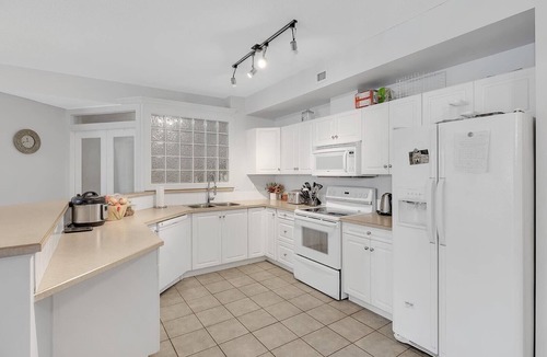 North End Condo | Spacious condo with Lakeview-DB429