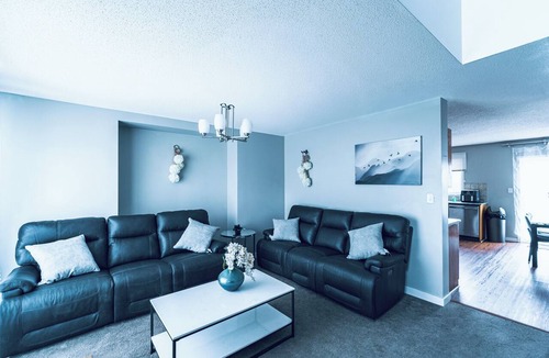 Transcona House | Spacious & cozy family/group-sized home with backyard, deck & Gazebo!