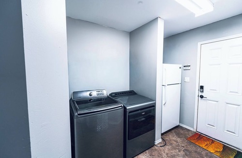 Transcona House | Spacious & cozy family/group-sized home with backyard, deck & Gazebo!