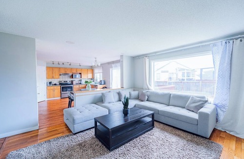 Transcona House | Spacious & cozy family/group-sized home with backyard, deck & Gazebo!