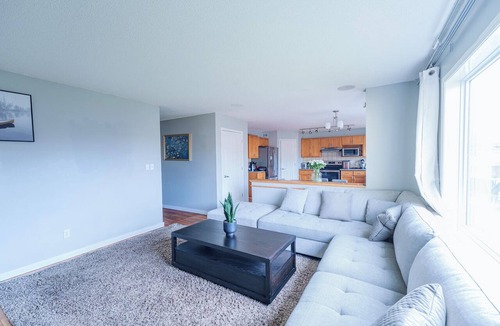 Transcona House | Spacious & cozy family/group-sized home with backyard, deck & Gazebo!