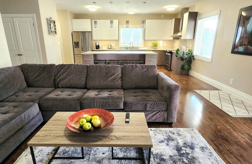Doon South House | Spacious Doon Retreat | Sleeps 8 | Private Yard | Near 401
