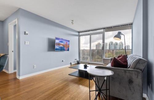 Crosstown Apartment | Spacious Downtown 1BR with Air Conditioning Pool Gym Free Parking