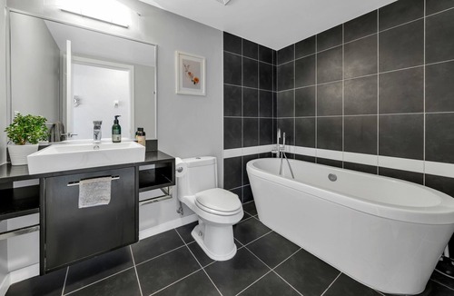 Crosstown House | Spacious downtown 2-bedroom-highrise with view, pool, gym
