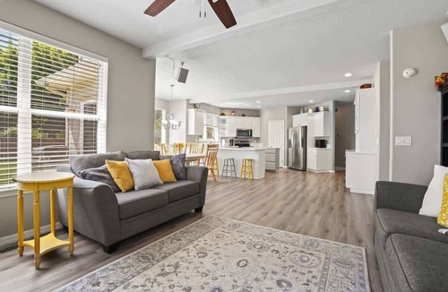 Eagle House | Spacious Downtown Eagle Retreat Perfect for Groups