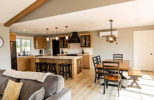 Granville House | Spacious Family Retreat - King Suite, Games, Firepit & Water Access