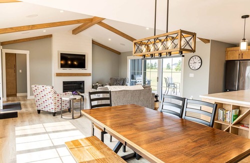 Granville House | Spacious Family Retreat - King Suite, Games, Firepit & Water Access