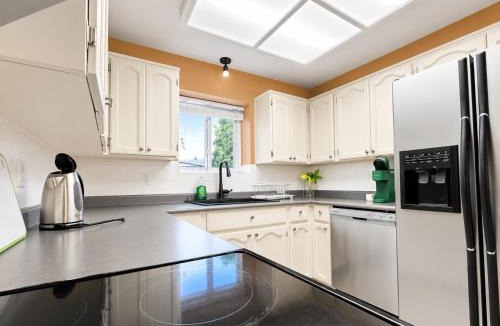 Vancouver House | Spacious Family-Friendly 3BR Suite Near White Rock Beach