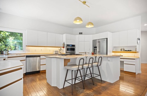 Thames Centre House | Spacious Forest Retreat w/Pool | Sleeps 16