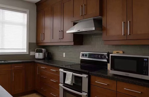 Welland House | Spacious Getaway Stay w/4BR & 3BA| Niagara Falls