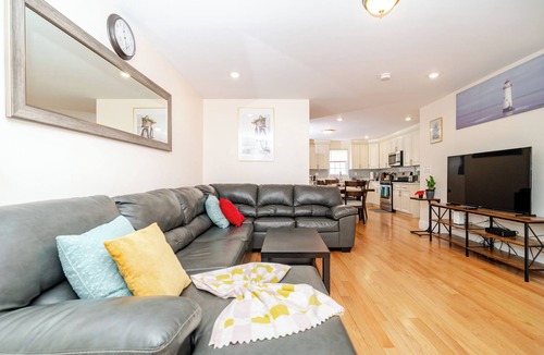 Quincy House | Spacious Greater Boston 3BR Townhouse Near I-93 Parking Pet-Friendly - 41