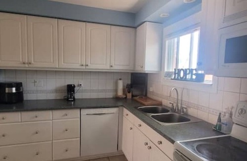 Ajax House | Spacious Home By The Lake (Sleeps up to 12ppl)