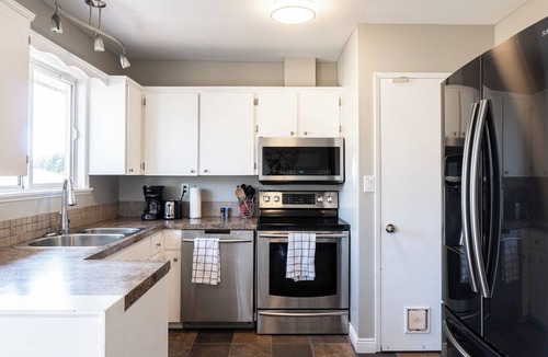 Rutland House | Spacious Home!Quick Drive to Downtown! Boat Parking available!