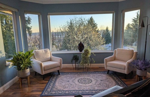 Coquitlam House | Spacious home with view. Quick Highway access. Ample Parking. 3 month rentals.