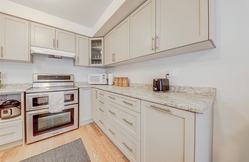 Clarington House | Spacious Modern 4BR Home | Family & Group Getaway, a minute walk to Lake Ontario