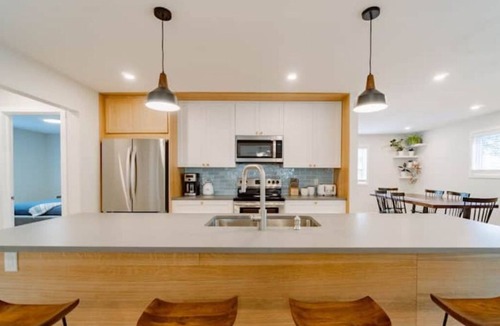 Crystal Beach Cottage | Spacious modern cottage steps from beach