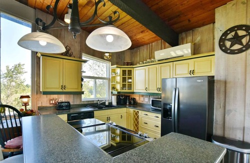 The Blue Mountains Ski Chalet | Spacious Mountain-View Chalet | Walk to BM | Spa