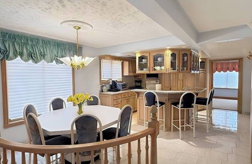 Highland House | Spacious, Peaceful & Perfectly Located - 4BR,4BA
