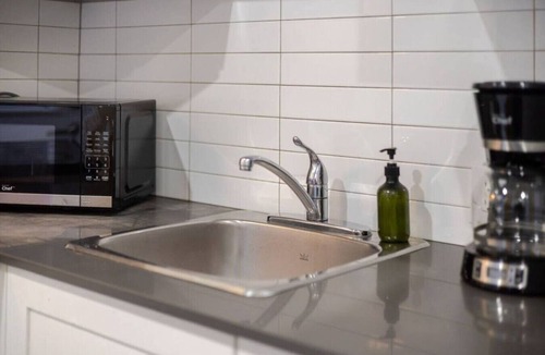 Cote-Des-Neiges—Notre-Dame-De-Grace Apartment | Spacious Retreat in Montréal