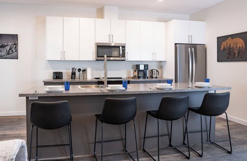 Revelstoke Apartment | Spacious Revelstoke rental near ski hill and downtown, with private hot tub, full kitchen, and comfortable living areas for up to 5 guests.
