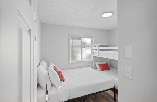 Lake Cowichan Hotel | Spacious Riverside Suite | Kitchenette, BBQ, Dock
